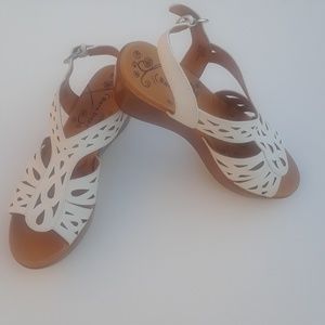 NWOB Bare Traps Sandles